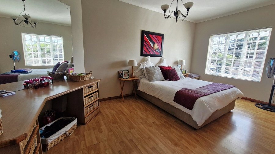 5 Bedroom Property for Sale in Middedorp Western Cape